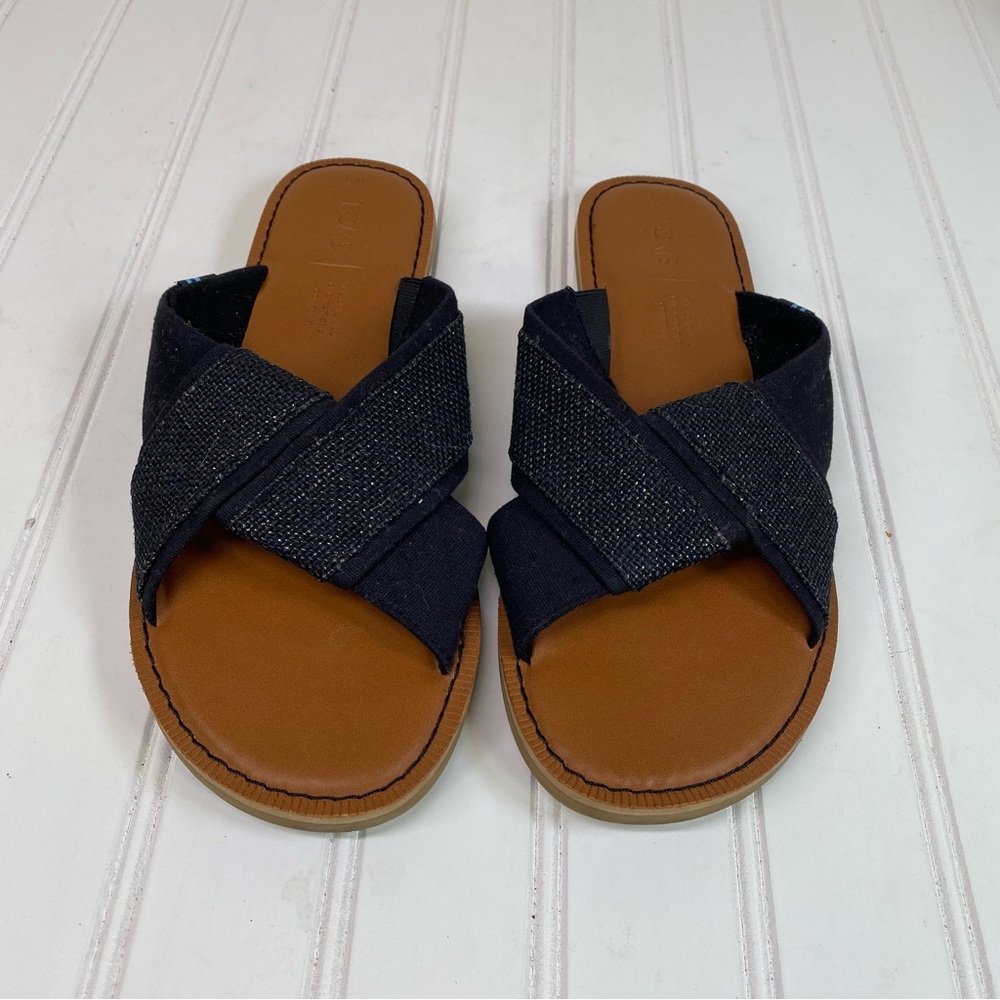 Tom’s Viviana black crisscross flat sandals